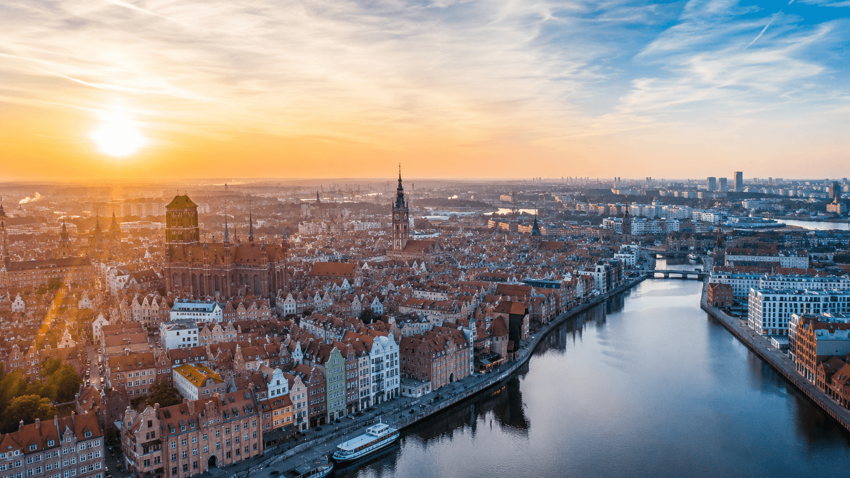 Zabytkowa zabudowa centrum Gdańska w słoneczny dzień